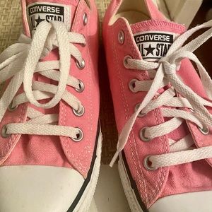 Converse- pink low top